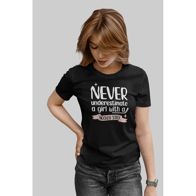 T-Shirt "Never Underestimate A Girl With Hockey Stick"